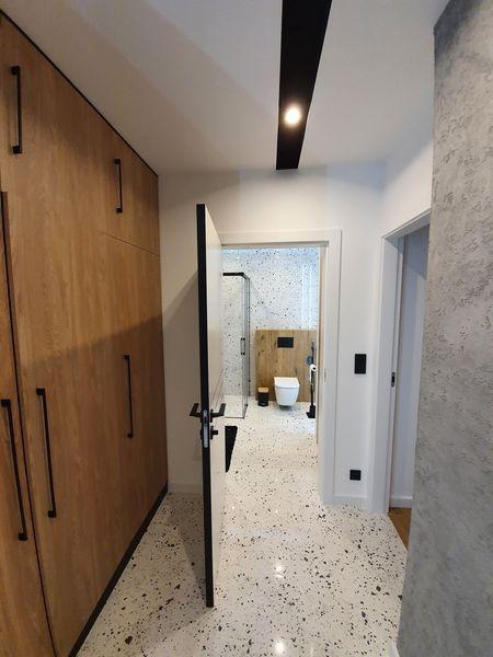 szafy zabudowane do sufitu, widok łazienki