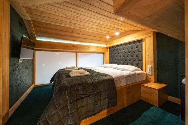 duże drewniane łóżko do spania